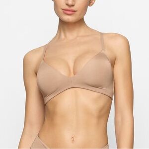 SKIMS Wireless Form T-Shirt Bra (Nude Color)
